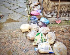 Viterbo - Rifiuti abbandonati a via Saffi