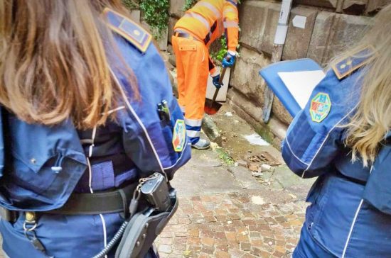 Viterbo - Rifiuti abbandonati a via Saffi - Polizia locale e operatori sul posto