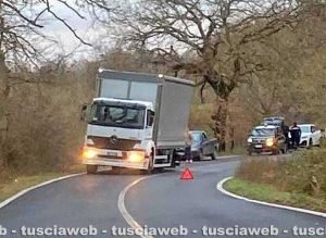 Onano - Camion in bilico su strada Onanese, deviazioni al traffico