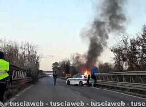 Viterbo - Auto in sosta lungo la Cassia bis prende fuoco