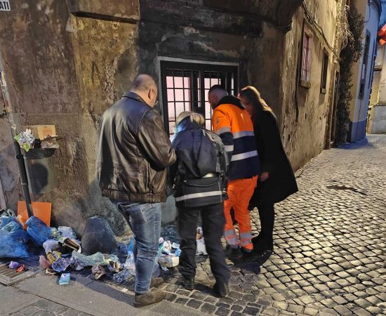 Viterbo - Rifiuti in via del Collegio