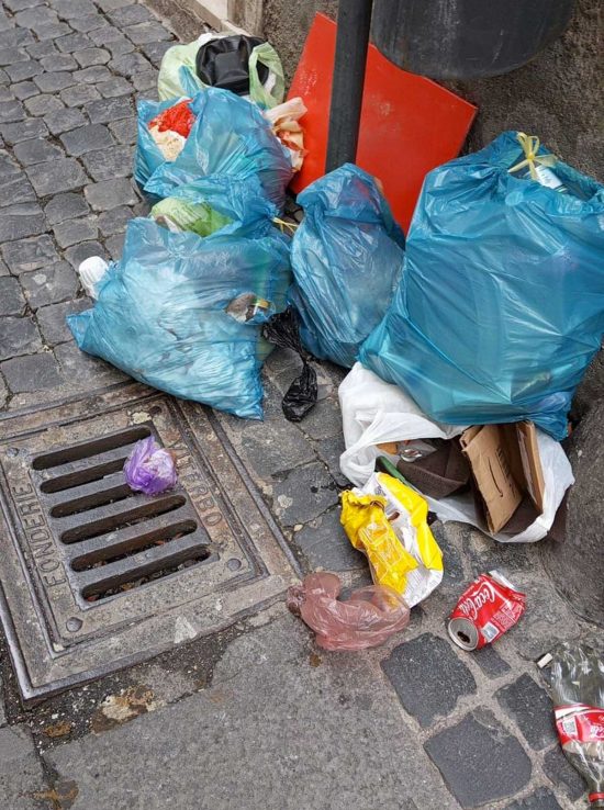 Viterbo - Rifiuti in via del Collegio