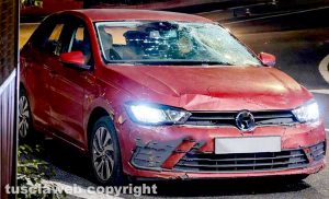 Viterbo - Investito e ucciso mentre passeggia con il cane in via Rossini - La Volkswagen Polo rossa