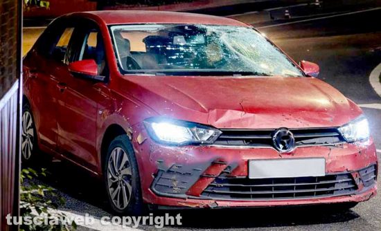 Viterbo - Investito e ucciso mentre passeggia con il cane in via Rossini - La Volkswagen Polo rossa