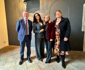 Tarquinia - L'attrice Maria Grazia Cucinotta con il sindaco Francesco Sposetti