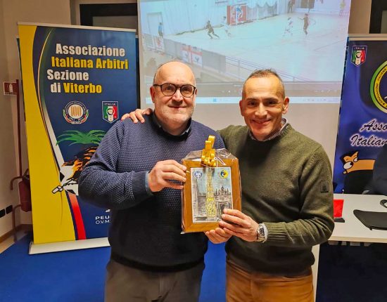 Ennio Mariani consegna un ricordo a Massimo Cumbo
