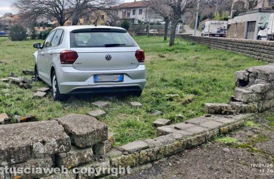 Marta - Auto abbatte muretto