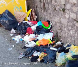 Viterbo - Cassonetto degli abiti usati nel degrado