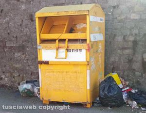Viterbo - Cassonetto degli abiti usati nel degrado