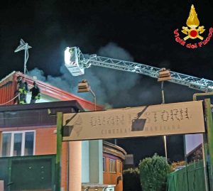 Incendio al tetto dell’università agraria di Manziana - L'intervento dei vigili del fuoco
