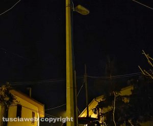 Viterbo - Lampione dell'illuminazione pubblica in strada Fastello guasto