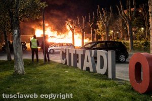 Orte - Autobus in fiamme davanti alla stazione