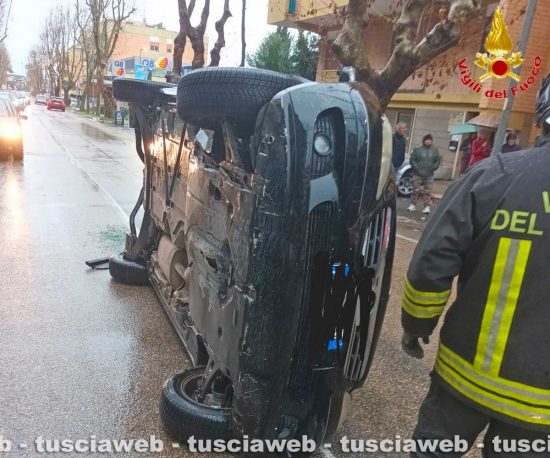 Civitavecchia - Scontro tra auto, ferito estratto dalle lamiere