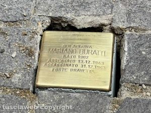 Viterbo - La posa della pietra d’inciampo in ricordo del partigiano Mariano Buratti in via Saffi 1 dove abitava