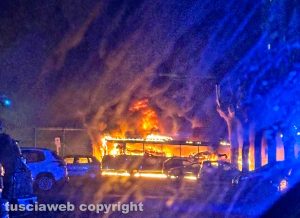 Orte - Autobus in fiamme davanti alla stazione