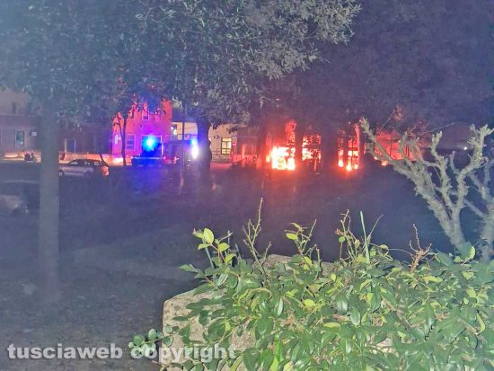 Orte - Autobus in fiamme davanti alla stazione