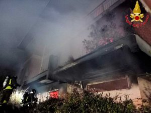 Santa Marinella – Vasto incendio in una grande villa