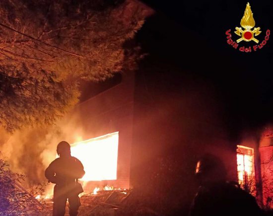 Santa Marinella – Vasto incendio in una grande villa