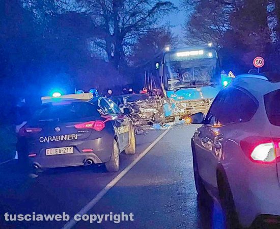 Capranica - Scontro frontale tra un pullman e un’auto sulla Cassia