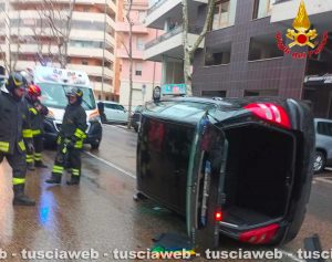 Civitavecchia - Scontro tra auto, ferito estratto dalle lamiere