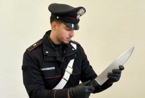 Roma - Carabinieri - Il coltello recuperato