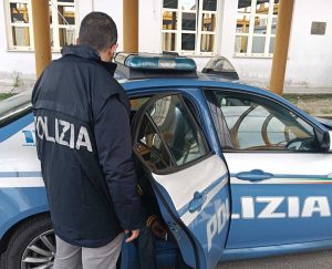 Polizia - 32enne accompagnato al centro rimpatri a Roma