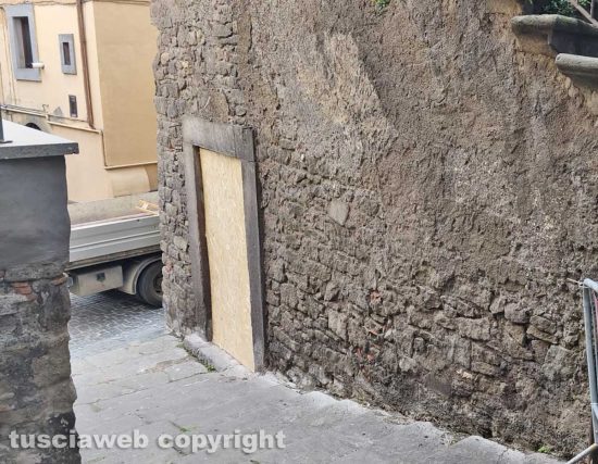 Viterbo - Chiusi gli ingressi del palazzo di via Bellavista