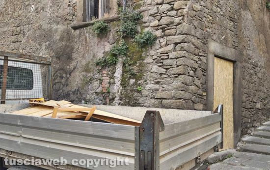 Viterbo - Chiusi gli ingressi del palazzo di via Bellavista