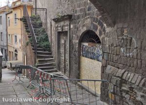 Viterbo - Chiusi gli ingressi del palazzo di via Bellavista