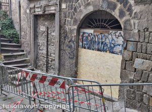 Viterbo - Chiusi gli ingressi del palazzo di via Bellavista