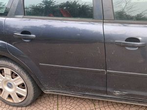 Viterbo - Una delle auto danneggiate a Pianoscarano