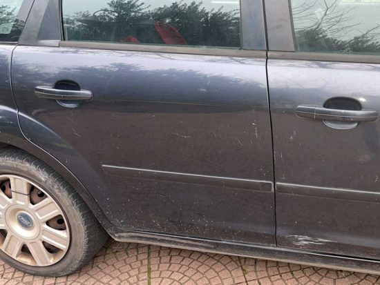 Viterbo - Una delle auto danneggiate a Pianoscarano
