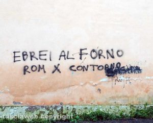 Civita Castellana - La scritta in una traversa di via Toti