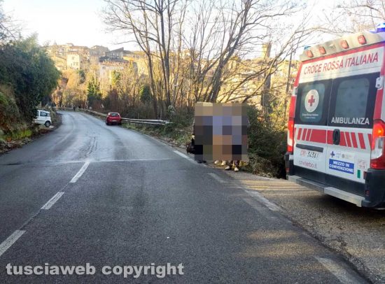 Viterbo - Auto fuori strada sull'Ortana