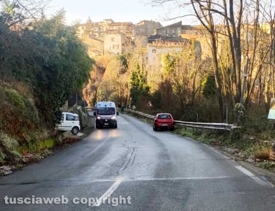 Viterbo - Auto fuori strada sull'Ortana