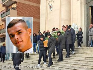 Civitavecchia - Il funerale di Andrea Minervino - Nel riquadro Andrea Minervino