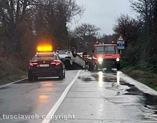 Auto cappotta sulla Sp3 Tarquiniese