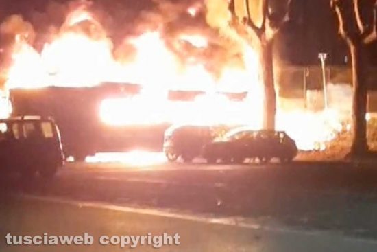 Orte - Autobus in fiamme davanti alla stazione