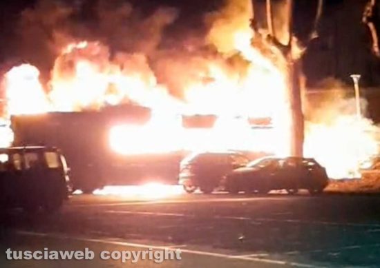 Orte - Autobus in fiamme davanti alla stazione