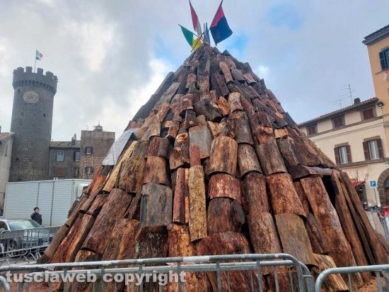 Viterbo - Bagnaia si prepara al focarone di Sant'Antonio in piazza XX Settembre