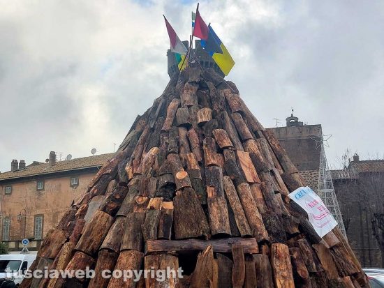 Viterbo - Bagnaia si prepara al focarone di Sant'Antonio in piazza XX Settembre