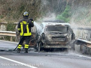 Viterbo - Auto in fiamme sulla Cassia sud, traffico in tilt
