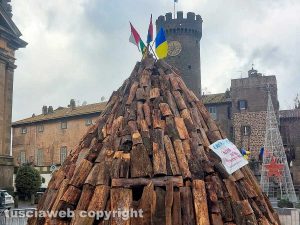 Viterbo - Bagnaia si prepara al focarone di Sant'Antonio in piazza XX Settembre