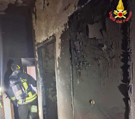 Incendio in un appartamento a Bracciano - Vigili del fuoco in azione