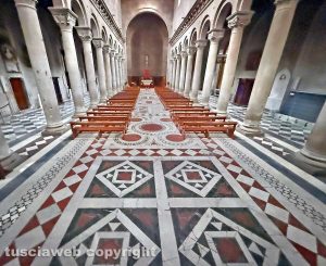 Viterbo - L'interno del duomo San Lorenzo