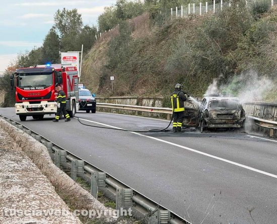 Viterbo - Auto in fiamme sulla Cassia sud, traffico in tilt