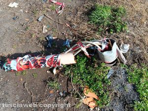 Viterbo - Nastro bianco-rosso intorno a un palo della luce caduto nel parcheggio della piscina Fin