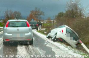 Montefiascone - Auto sbanda e finisce nella cunetta sulla Cassia nord