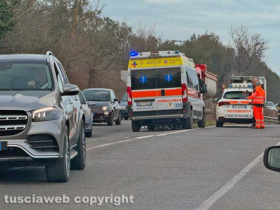 Viterbo - Auto in fiamme sulla Cassia sud, traffico in tilt