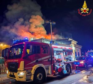 Incendio al tetto dell’università agraria di Manziana - L'intervento dei vigili del fuoco